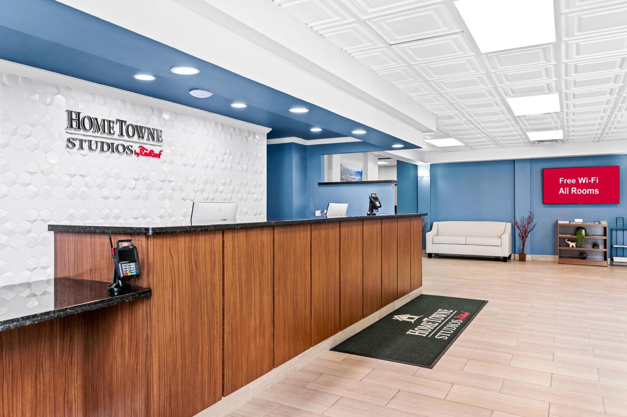 Hometowne Studios By Red Roof & Conference Center Кортланд Екстериор снимка